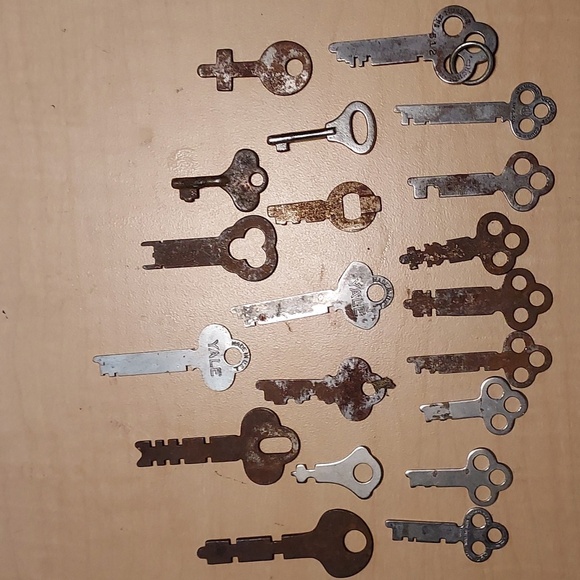 Antique Skeleton Keys Set of 20 Many Types Some Rusty - Picture 4 of 4